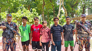 চাঁপাইনবাবগঞ্জ সীমান্তে অস্ত্র-গরুসহ ৫ ভারতীয় আটক