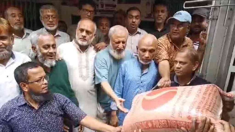 বানভাসিদের জন্য ত্রাণসামগ্রী পাঠাল চট্টগ্রাম বিএনপি