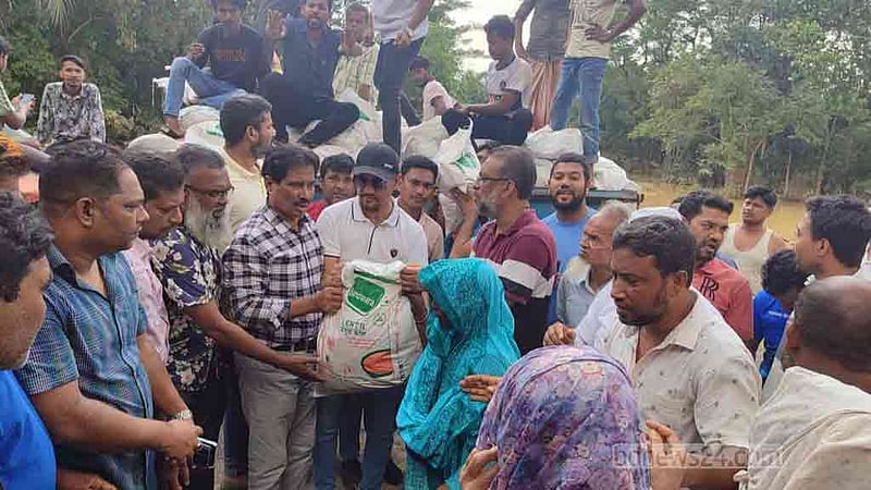 বন্যার্তদের রাজনৈতিক-ধর্মীয় পরিচয়কে প্রাধান্য দেওয়া যাবে না: শাহাদাত