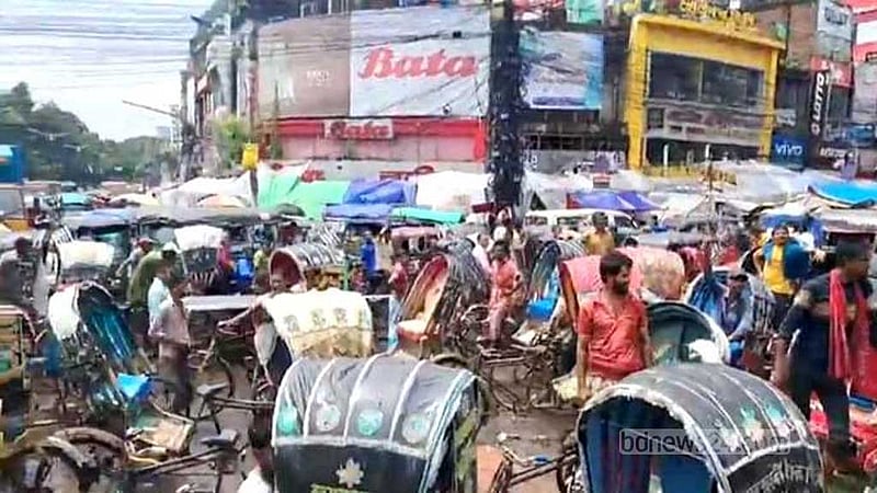 রিকশাচালকদের বিক্ষোভে বন্দরনগরীতে দিনভর ভোগান্তি