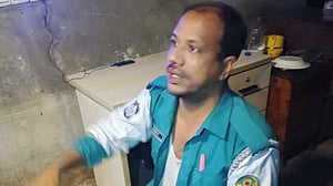 উল্টো পথে গাড়ি, থামতে বলায় ট্রাফিক পুলিশের নাক ফাটালেন চালক