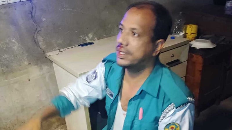 উল্টো পথে গাড়ি, থামতে বলায় ট্রাফিক পুলিশের নাক ফাটালেন চালক