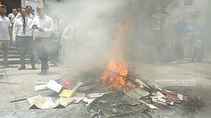 আদালতে বঙ্গবন্ধু ও শেখ হাসিনার বই-ছবিতে আগুন