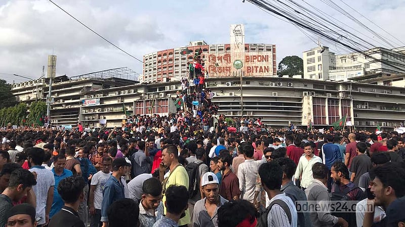 চট্টগ্রামেও শিক্ষার্থীদের বড় জমায়েত