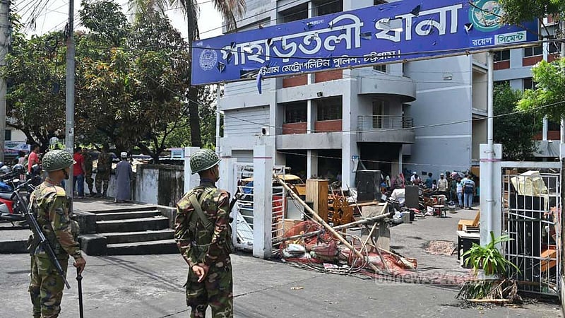 চট্টগ্রামে পুলিশ গেলেও ফেরেনি থানার ‘স্বাভাবিক’ কার্যক্রম