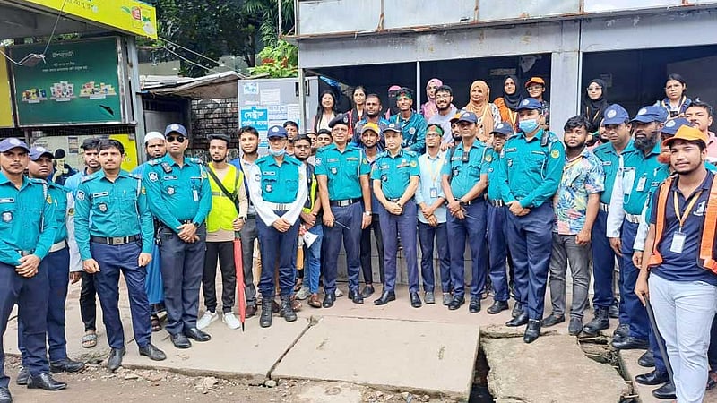 কাজে ফেরা ট্রাফিক পুলিশ সদস্যদের ফুল দিয়ে বরণ শিক্ষার্থীদের