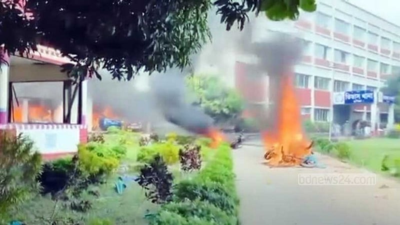 কুমিল্লায় ২ পুলিশকে পিটিয়ে হত্যা, গুলিতে তরুণের মৃত্যু