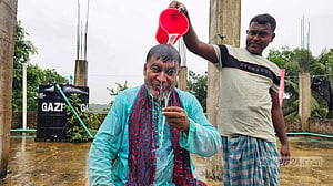 আওয়ামী লীগ ছেড়ে দুধ দিয়ে গোসল সারলেন ইউপি চেয়ারম্যান