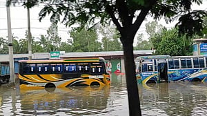ঢাকা-চট্টগ্রাম মহাসড়ক: ‘বাসে আটকাপড়া শিশুরা কাঁদছে ক্ষুধার জ্বালায়’