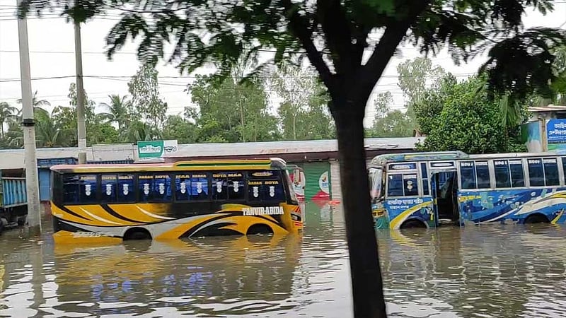 ঢাকা-চট্টগ্রাম মহাসড়ক: ‘ফেনীতে কোমর পানিতে ৪ ঘণ্টা ধরে বসে আছি’