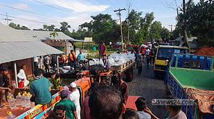 কুমিল্লায় বন্যা: ডাঙ্গার কাছের লোক পাচ্ছেন বেশি, দূরে ত্রাণ যাচ্ছে না নৌকার অভাবে
