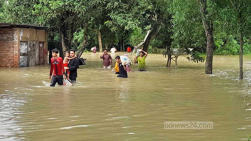 গোমতীর বাঁধ ভেঙে তলিয়েছে বুড়িচং, দিশেহারা মানুষ