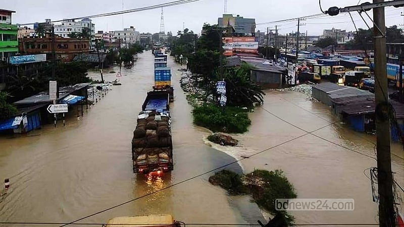 ঢাকা-চট্টগ্রাম মহাসড়কের ৭ কিলোমিটার প্লাবিত, চালকরা আতঙ্কে