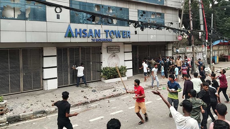 একাত্তর টিভি ও ডিবিসি কার্যালয়ে হামলা