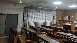 ঢাকার আদালত থেকে সরছে লোহার খাঁচা