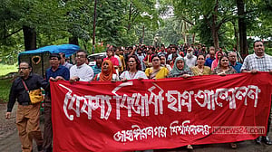 শিক্ষকদের ওপর ‘হামলা’র প্রতিবাদে জাবিতে গানের মিছিল