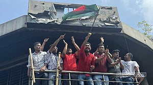 পথে পথে জনস্রোত, জনতার নিয়ন্ত্রণে ঢাকা