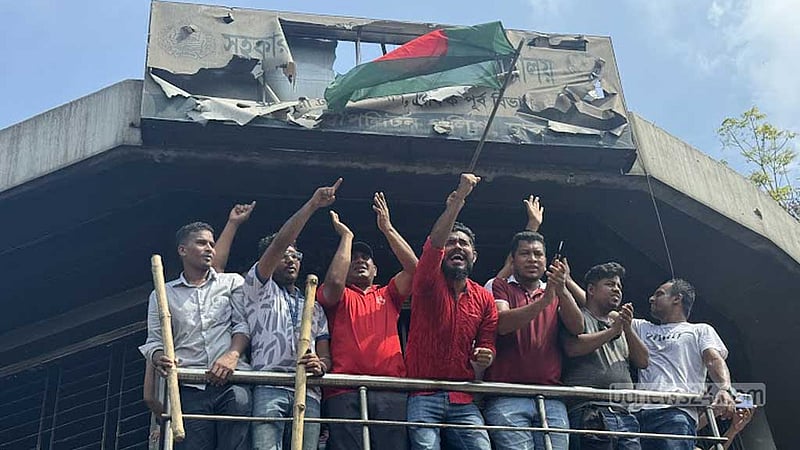 পথে পথে জনস্রোত, জনতার নিয়ন্ত্রণে ঢাকা