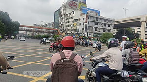 উৎকণ্ঠার মধ্যেই ঢাকায় ফিরছে কর্মচাঞ্চল্য