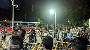 ধানমন্ডি ৩২ নম্বরে শ্রদ্ধা, লাঠিসোঁটা নিয়ে হামলা-মারধর