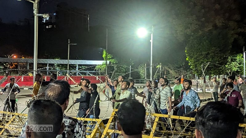 ধানমন্ডি ৩২ নম্বরে শ্রদ্ধা, লাঠিসোঁটা নিয়ে হামলা-মারধর