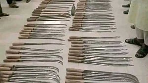 দিনাজপুরে বিশ্ববিদ্যালয়ের ছাত্রাবাস থেকে বিপুল দেশীয় অস্ত্র উদ্ধার