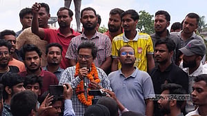 ‘পদত্যাগে বাধ্য করানো’ অধ্যক্ষকে ফুলের মালা দিয়ে ফেরালেন শিক্ষার্থীরা