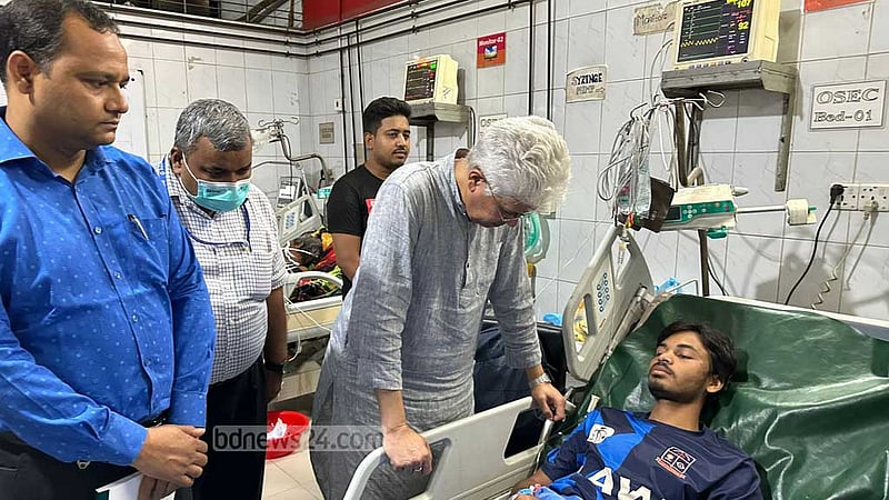 আনসারদের সঙ্গে সংঘর্ষে আহতদের খোঁজ নিলেন উপদেষ্টা আদিলুর