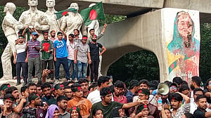 শেখ হাসিনাকে পুনর্বাসন? উপদেষ্টাদের হুঁশিয়ার করল ছাত্র আন্দোলন