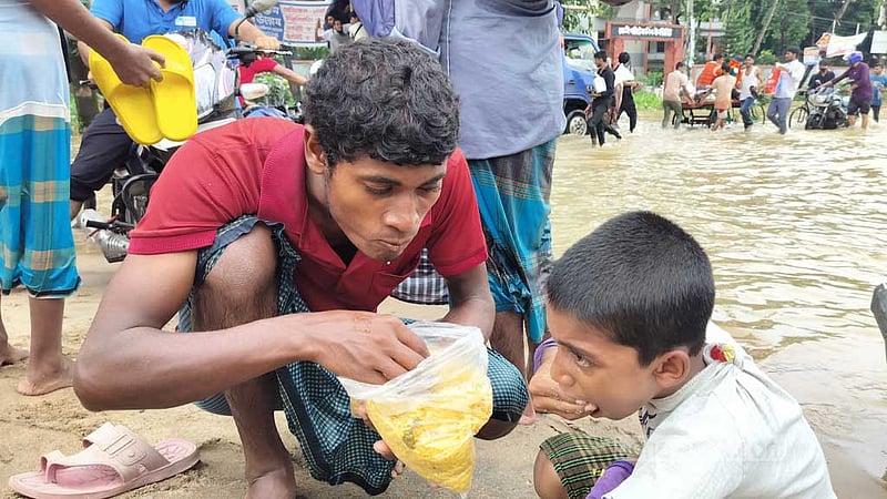 বানের পানি মাড়িয়ে হেঁটে দুই দিনে ভাগ্নের কাছে মামা