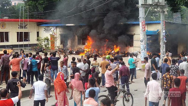 ফরিদপুরে আওয়ামী লীগ, যুবলীগ ও রুকসু ভবনে অগ্নিসংযোগ