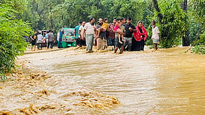 বন্যার্তদের সহায়তায় ২ দিনের বেতন দিচ্ছেন ইসলামী ব্যাংকের কর্মীরা