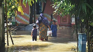 বন্যায় মৃতের সংখ্যা বাড়ছেই, ১১ জেলায় ৭১