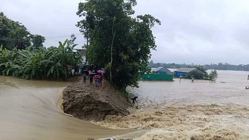 ফেনীতে মুহুরী নদীর বাঁধ ভেঙে ১০ গ্রাম প্লাবিত
