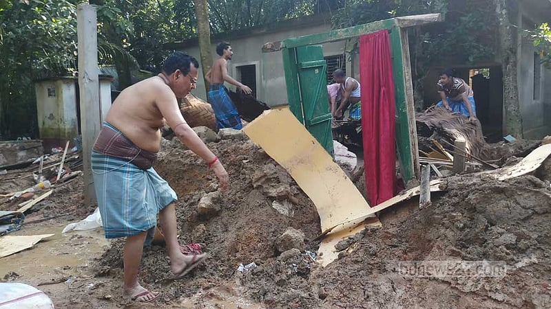 ফেনীর বন্যা: ‘হিন্দনের কাফোর ছাড়া কিছু নেই আন্ডার’