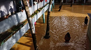 বন্যা: শহরে পর্যাপ্ত ত্রাণ, বেহাল যোগাযোগে গ্রামে ‘দুর্দশা’