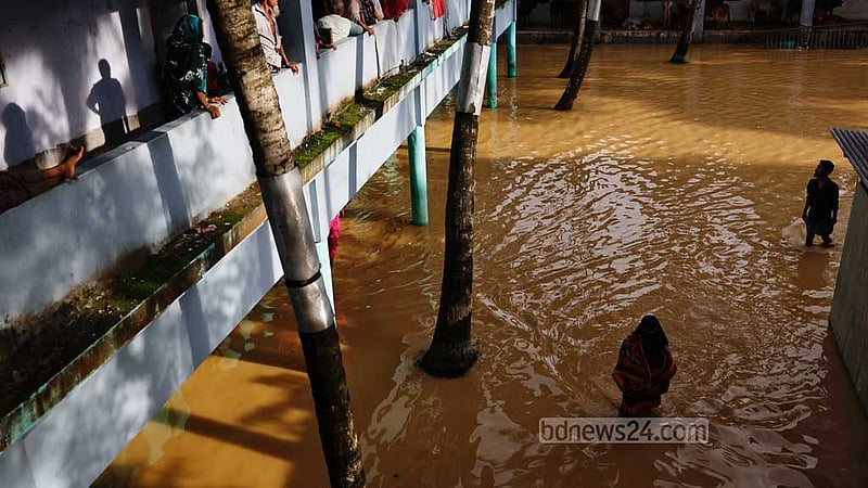 বন্যা: শহরে পর্যাপ্ত ত্রাণ, বেহাল যোগাযোগে গ্রামে ‘দুর্দশা’