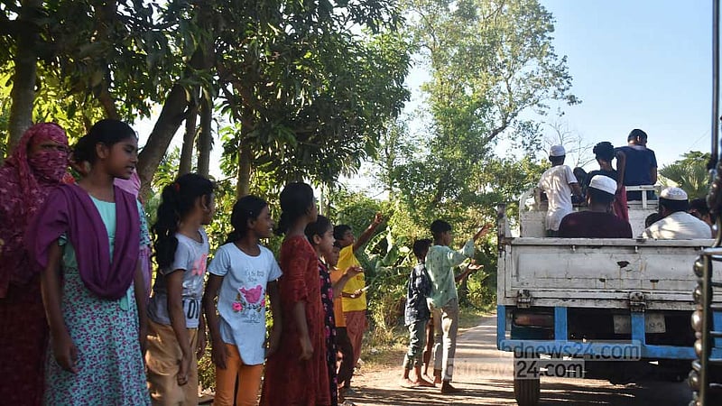 ঘরে ফিরে দেখেন সব শেষ, ত্রাণের জন্য রাস্তায়