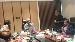 ঘোড়ার লাগামের মত টেনে মূল্যস্ফীতি কমানো যাবে না: অর্থ উপদেষ্টা