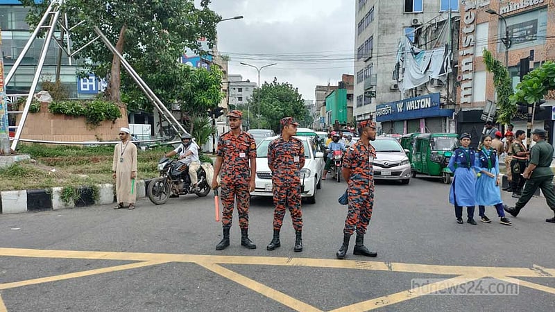 ট্রাফিক নিয়ন্ত্রণে আনসারের সঙ্গে ফায়ার সার্ভিস