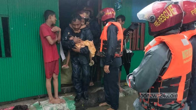 বন্যায় আটকে পড়া ১৮১০ জনকে উদ্ধার ফায়ার সার্ভিস ও বিজিবির
