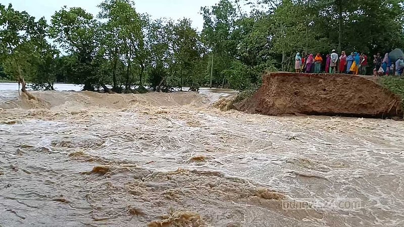 উপদেষ্টাদের বন্যার্তদের পাশে দাঁড়ানোর আহ্বান ইউনূসের