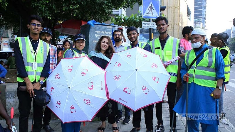 ট্রাফিক নিয়ন্ত্রণকারী শিক্ষার্থীদের ছাতা দিল ফুডপ্যান্ডা