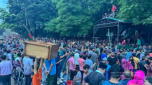 গণভবনের লুটের মালপত্র নিয়ে আনন্দ প্রকাশ: মানসিক বিকারগ্রস্ততা নাকি অন্য কিছু?