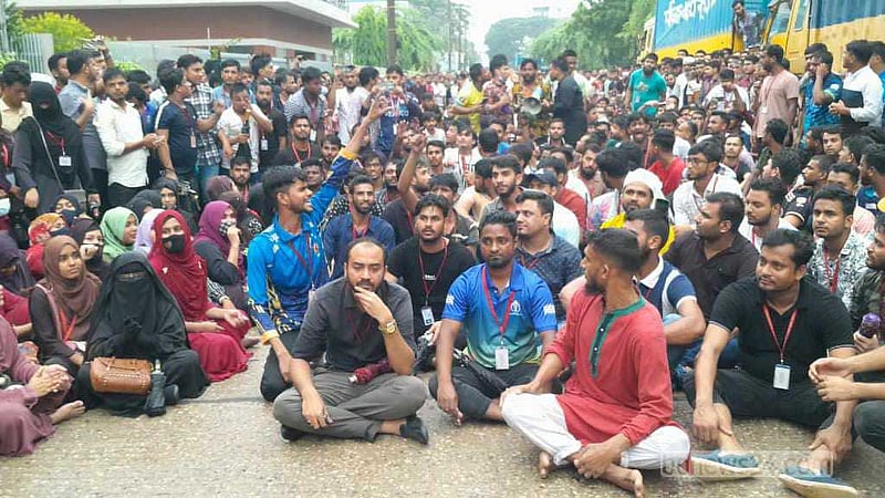 বেতনের দাবিতে গাজীপুরে দিনভর শ্রমিক বিক্ষোভ, যানজটে ভোগান্তি