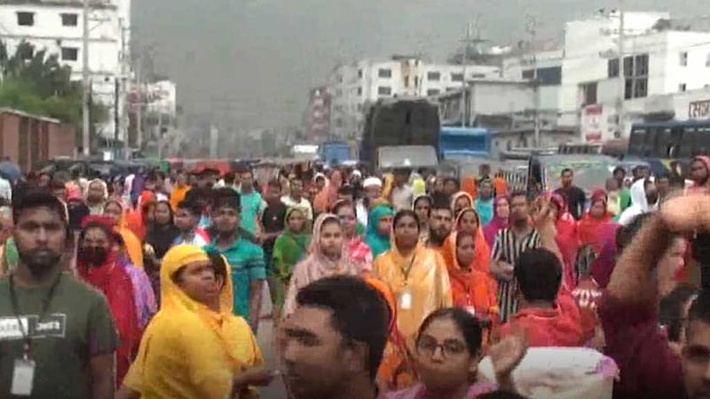 গাজীপুরে বকেয়া বেতনের দাবি: সাড়ে ৩ ঘণ্টা সড়ক অবরোধ