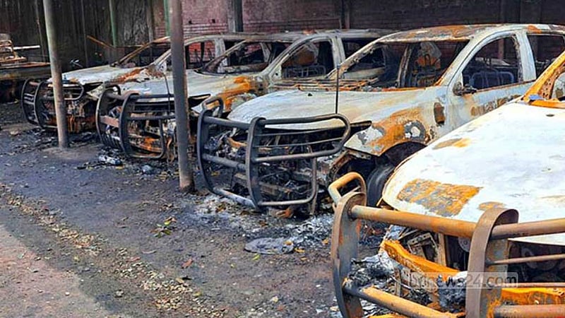 সরকার পতন: পথে পথে সহিংসতার দগদগে ছাপ