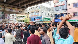 গাজীপুরে আন্দোলনের ছবি তুলতে গিয়ে হামলায় পুলিশ আহত