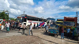 গাজীপুরে বয়ন শ্রমিকদের মহাসড়ক অবরোধ, যানজট