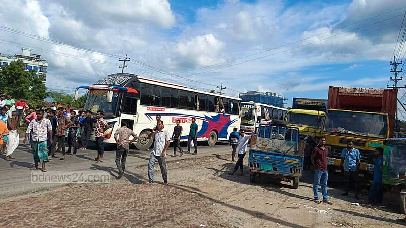 গাজীপুরে বয়ন শ্রমিকদের মহাসড়ক অবরোধ, যানজট